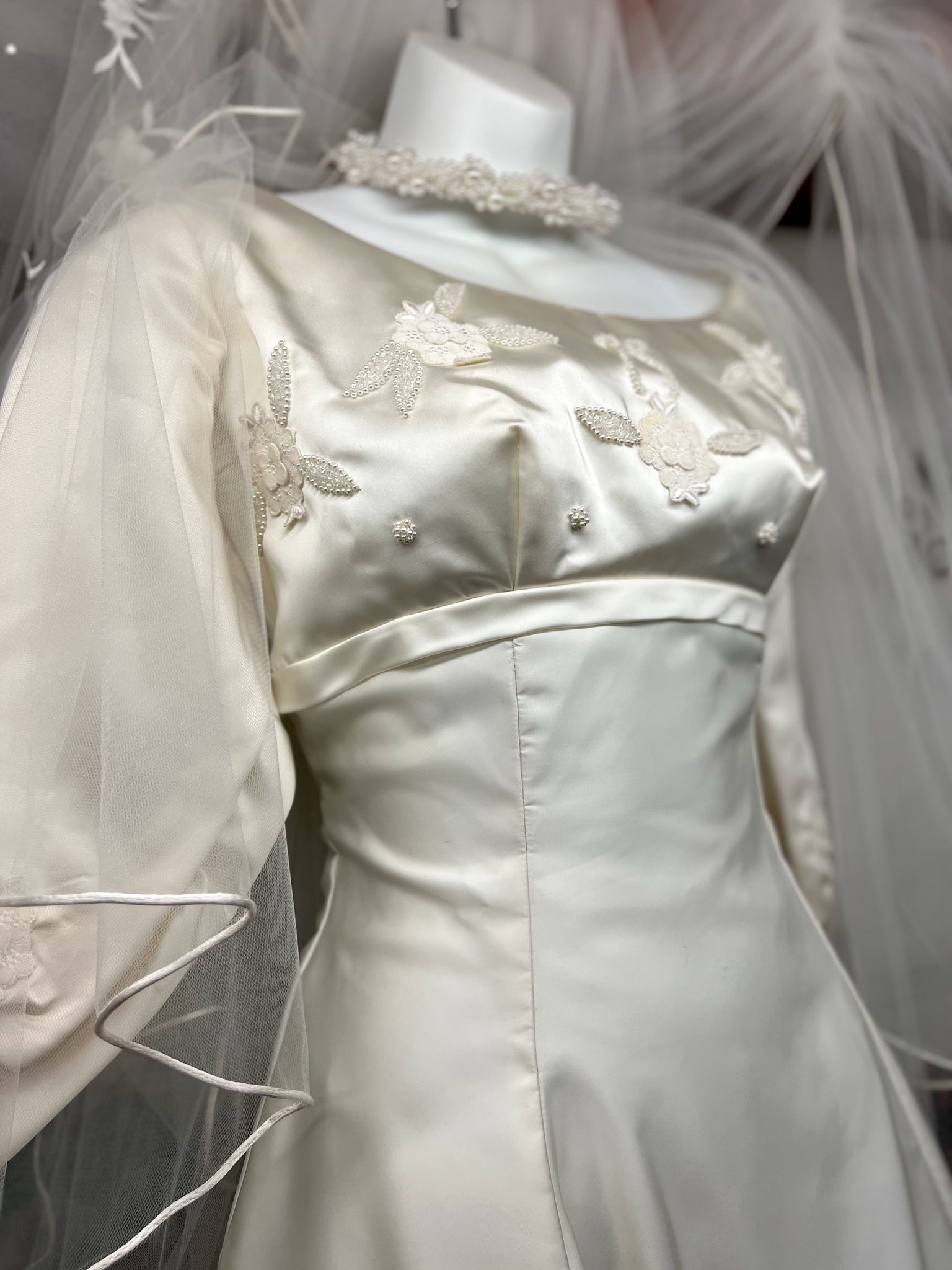 Vintage Wedding Dress w/Floral Applique – Finders Keepers NY Vintage Wedding Dress w/Floral Applique – Finders Keepers NY